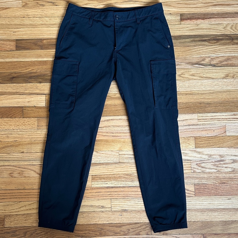 Vuori Men's Dark Cargo Pants